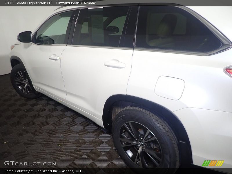 Blizzard Pearl / Almond 2016 Toyota Highlander XLE