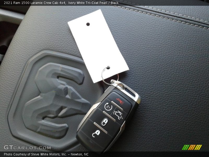 Ivory White Tri-Coat Pearl / Black 2021 Ram 1500 Laramie Crew Cab 4x4