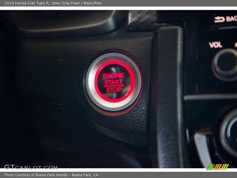 Sonic Gray Pearl / Black/Red 2019 Honda Civic Type R