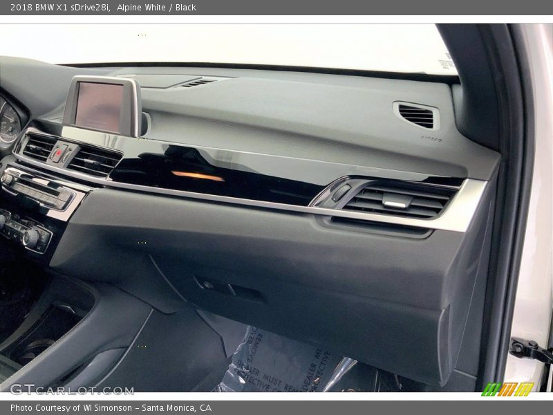 Alpine White / Black 2018 BMW X1 sDrive28i