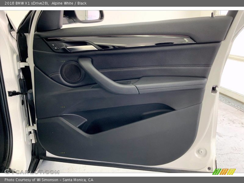 Alpine White / Black 2018 BMW X1 sDrive28i