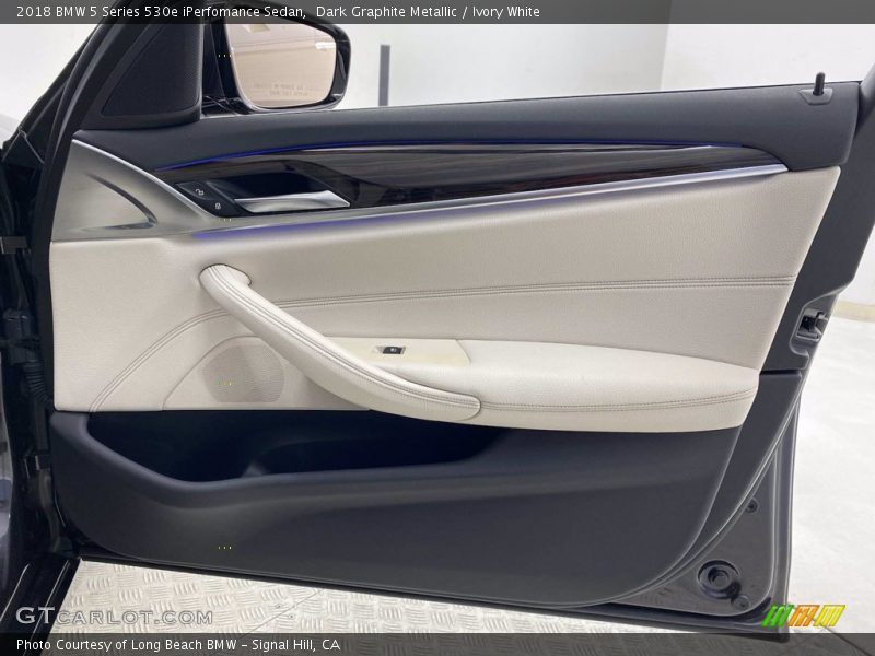 Dark Graphite Metallic / Ivory White 2018 BMW 5 Series 530e iPerfomance Sedan