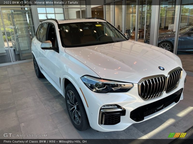 Mineral White Metallic / Tartufo 2021 BMW X5 M50i