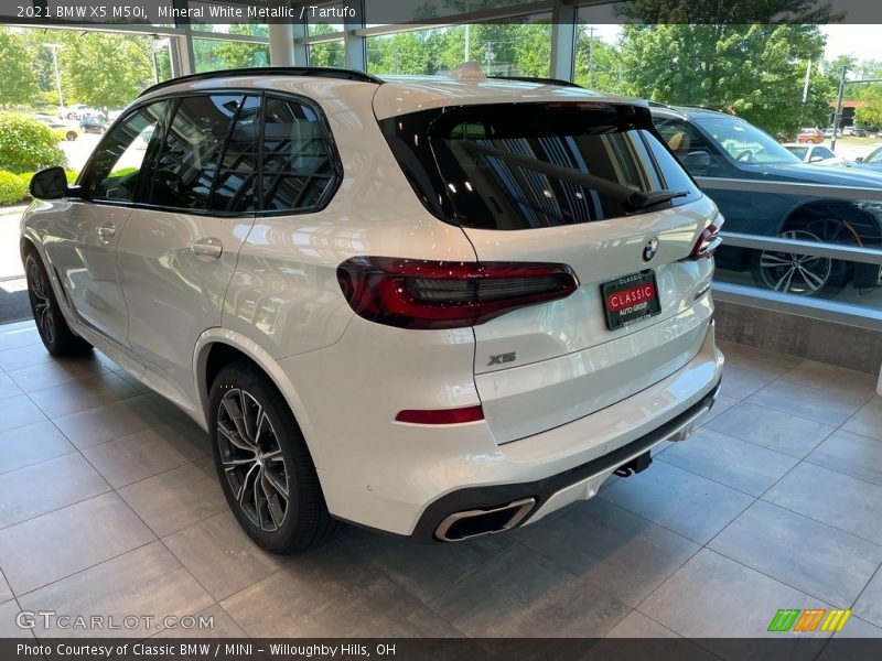 Mineral White Metallic / Tartufo 2021 BMW X5 M50i