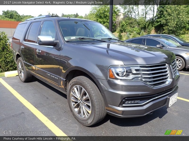 Front 3/4 View of 2017 Navigator Select 4x4