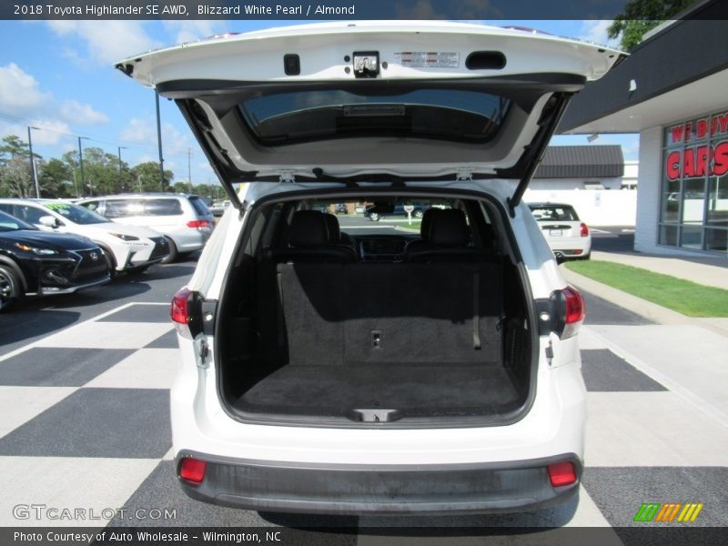 Blizzard White Pearl / Almond 2018 Toyota Highlander SE AWD