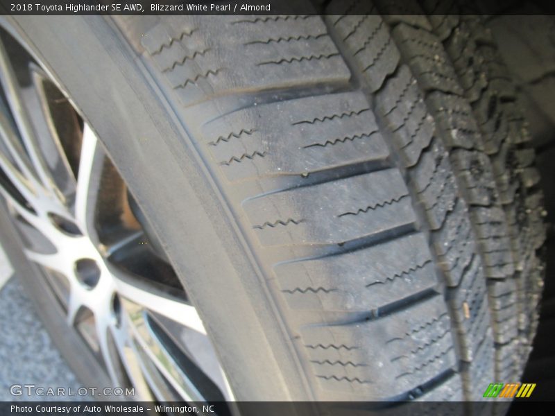 Blizzard White Pearl / Almond 2018 Toyota Highlander SE AWD