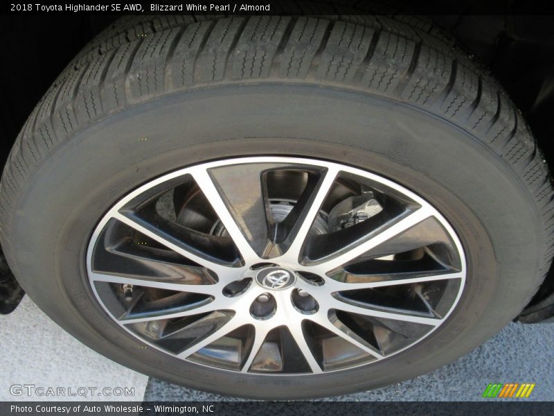 Blizzard White Pearl / Almond 2018 Toyota Highlander SE AWD