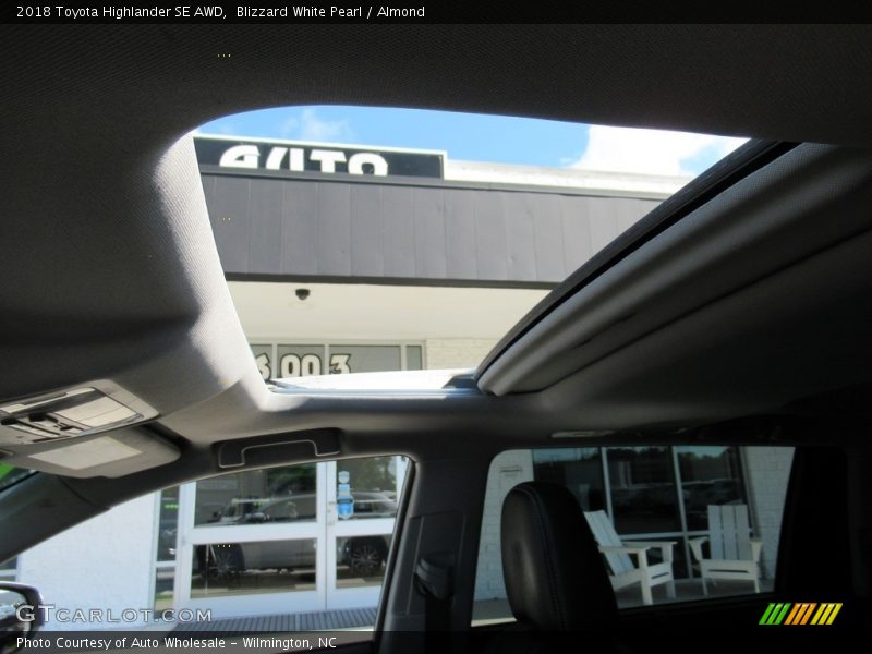 Blizzard White Pearl / Almond 2018 Toyota Highlander SE AWD
