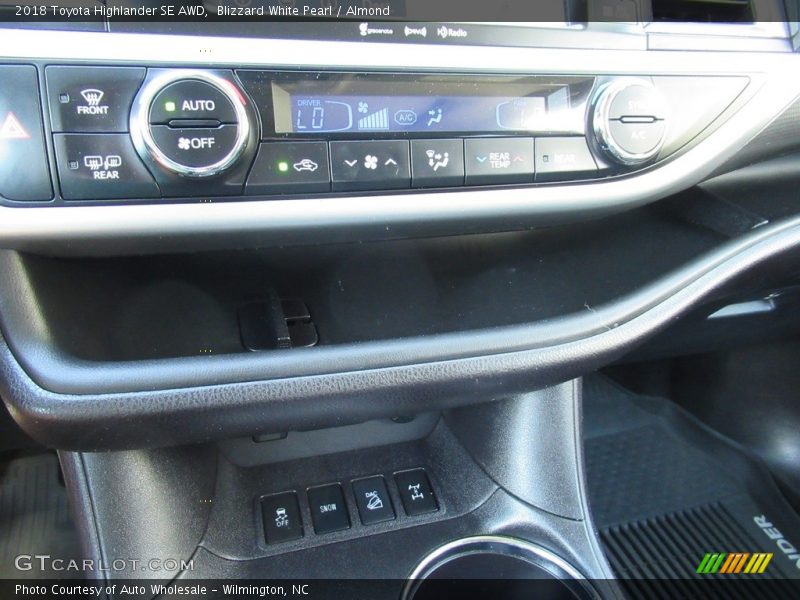 Blizzard White Pearl / Almond 2018 Toyota Highlander SE AWD