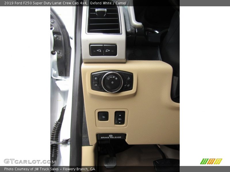Oxford White / Camel 2019 Ford F250 Super Duty Lariat Crew Cab 4x4