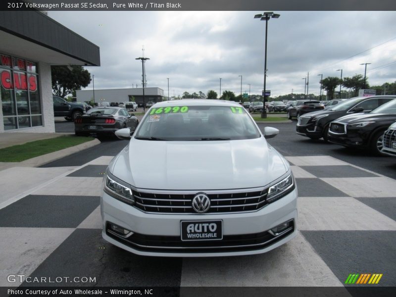 Pure White / Titan Black 2017 Volkswagen Passat SE Sedan