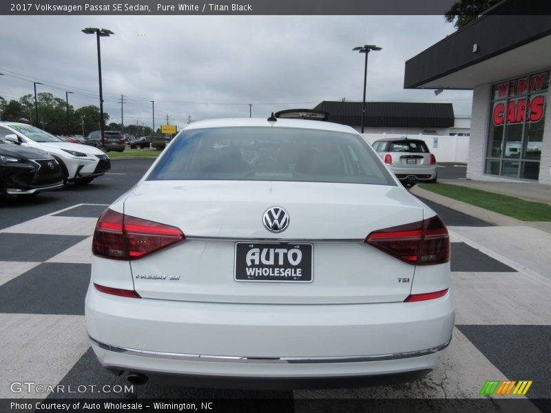 Pure White / Titan Black 2017 Volkswagen Passat SE Sedan