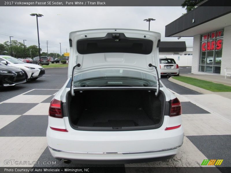 Pure White / Titan Black 2017 Volkswagen Passat SE Sedan