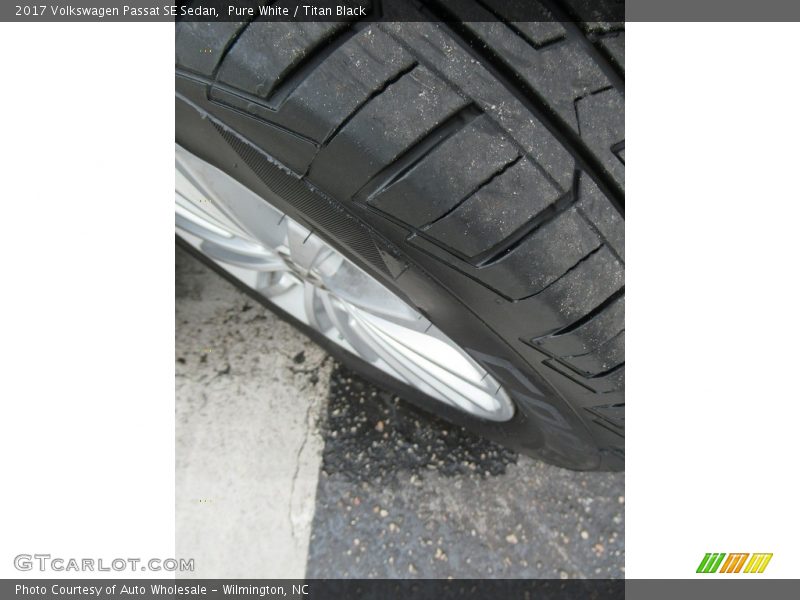 Pure White / Titan Black 2017 Volkswagen Passat SE Sedan