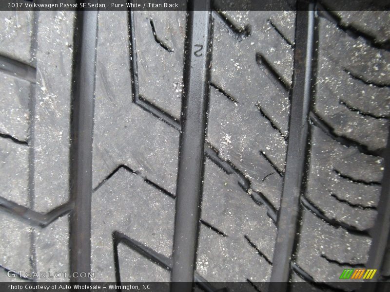 Pure White / Titan Black 2017 Volkswagen Passat SE Sedan