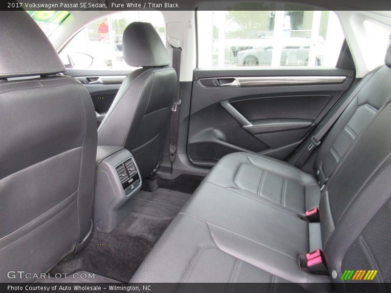 Pure White / Titan Black 2017 Volkswagen Passat SE Sedan