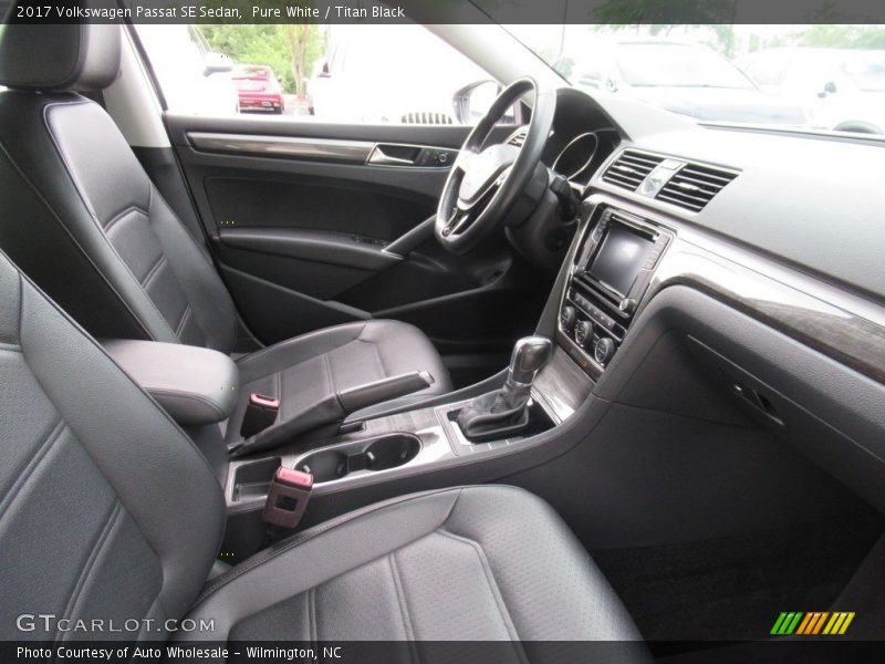 Pure White / Titan Black 2017 Volkswagen Passat SE Sedan