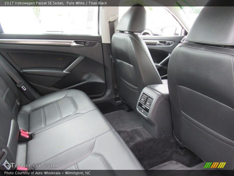 Pure White / Titan Black 2017 Volkswagen Passat SE Sedan
