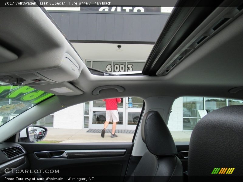 Pure White / Titan Black 2017 Volkswagen Passat SE Sedan