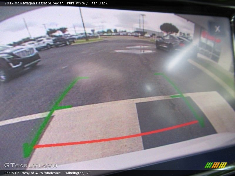 Pure White / Titan Black 2017 Volkswagen Passat SE Sedan
