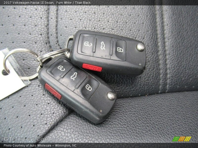 Pure White / Titan Black 2017 Volkswagen Passat SE Sedan