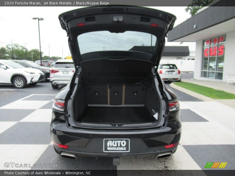 Jet Black Metallic / Black/Mojave Beige 2020 Porsche Macan