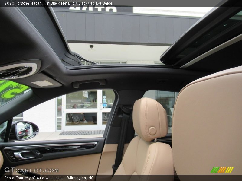 Jet Black Metallic / Black/Mojave Beige 2020 Porsche Macan