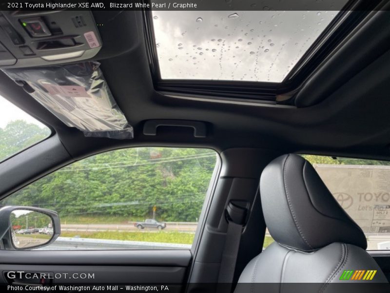 Blizzard White Pearl / Graphite 2021 Toyota Highlander XSE AWD