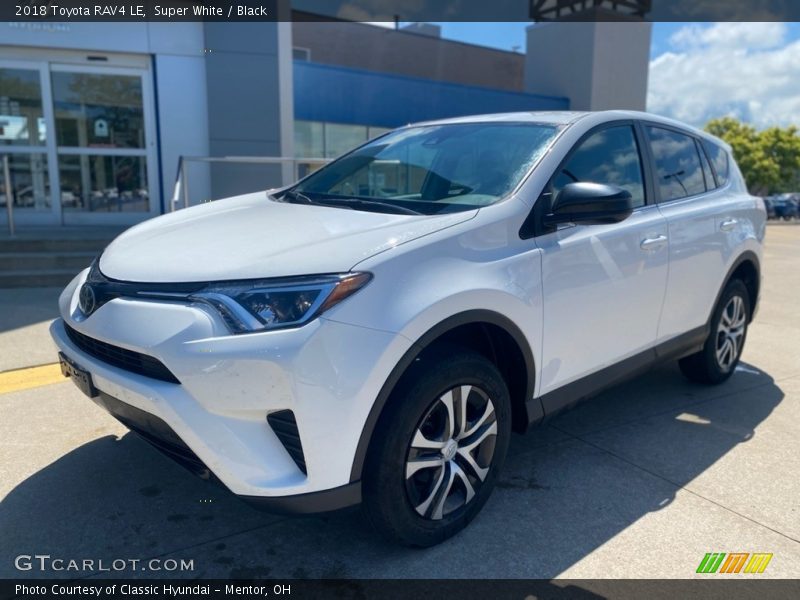 Super White / Black 2018 Toyota RAV4 LE