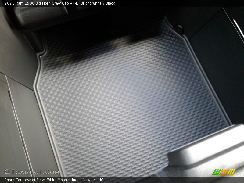 Bright White / Black 2021 Ram 1500 Big Horn Crew Cab 4x4