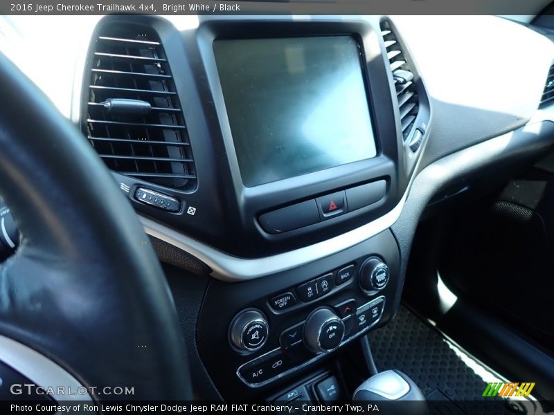 Bright White / Black 2016 Jeep Cherokee Trailhawk 4x4
