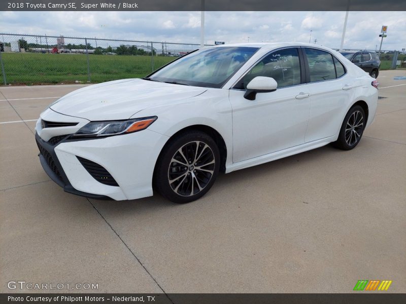 Super White / Black 2018 Toyota Camry SE