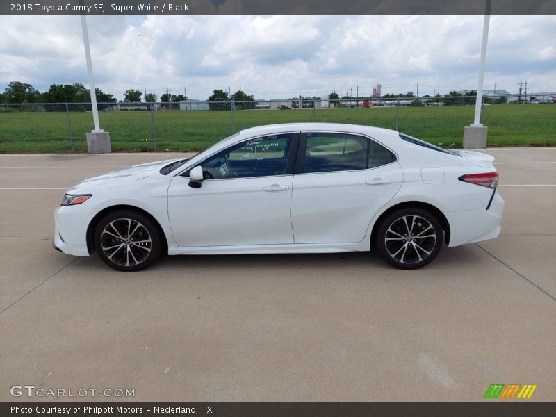 Super White / Black 2018 Toyota Camry SE
