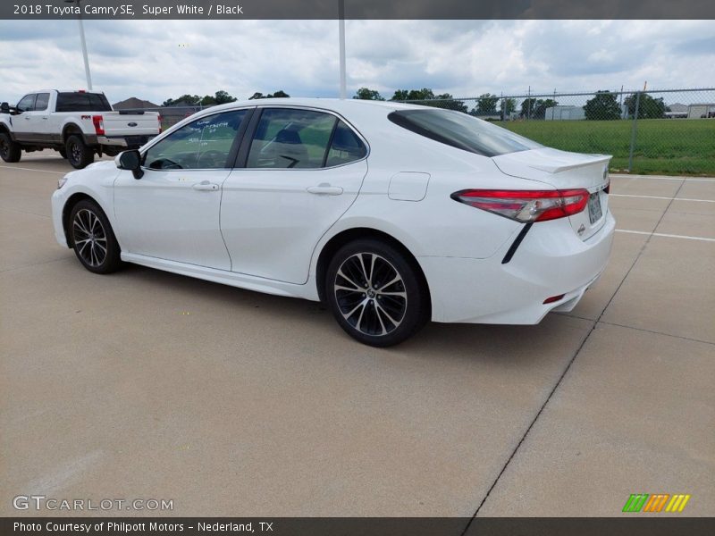Super White / Black 2018 Toyota Camry SE