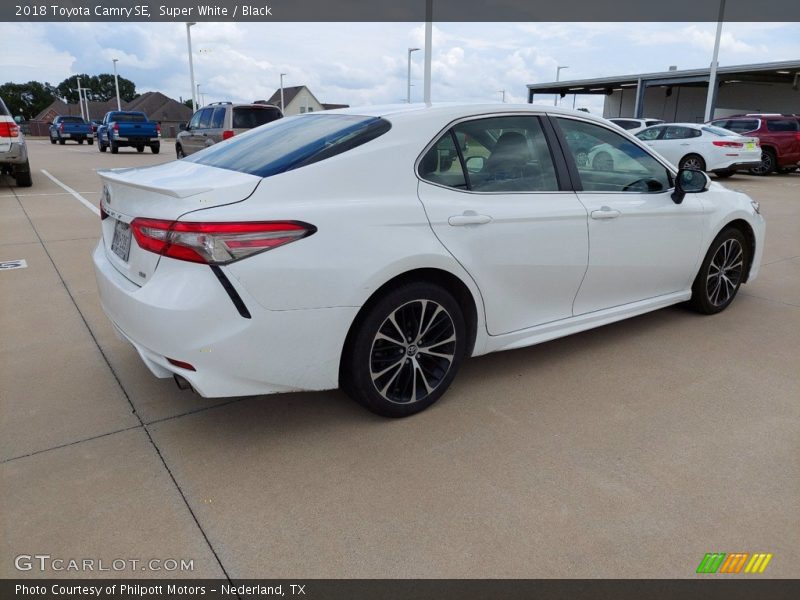 Super White / Black 2018 Toyota Camry SE