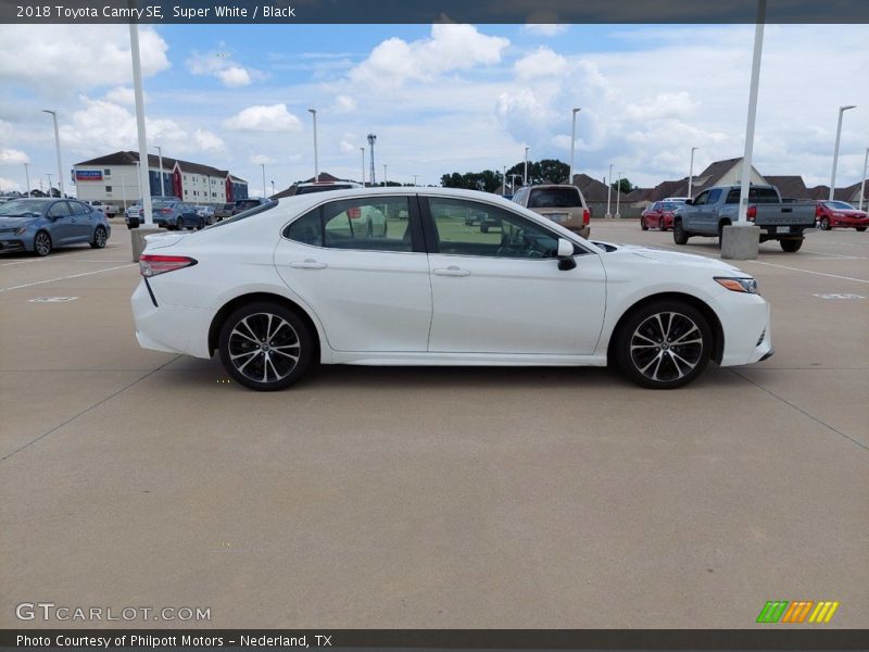 Super White / Black 2018 Toyota Camry SE