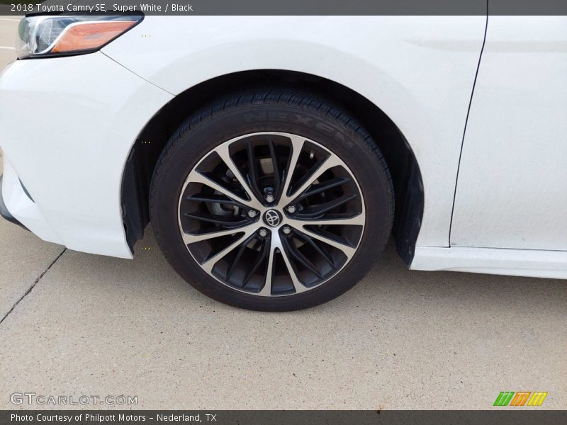 Super White / Black 2018 Toyota Camry SE