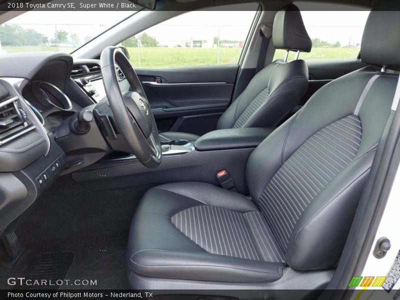 Super White / Black 2018 Toyota Camry SE