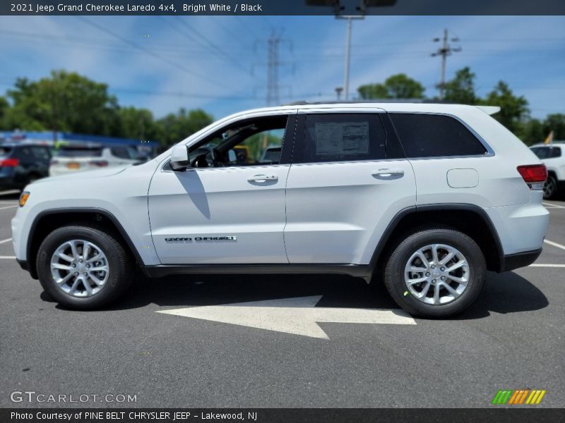 Bright White / Black 2021 Jeep Grand Cherokee Laredo 4x4