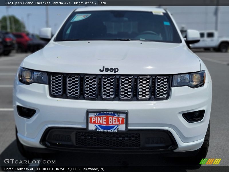 Bright White / Black 2021 Jeep Grand Cherokee Laredo 4x4