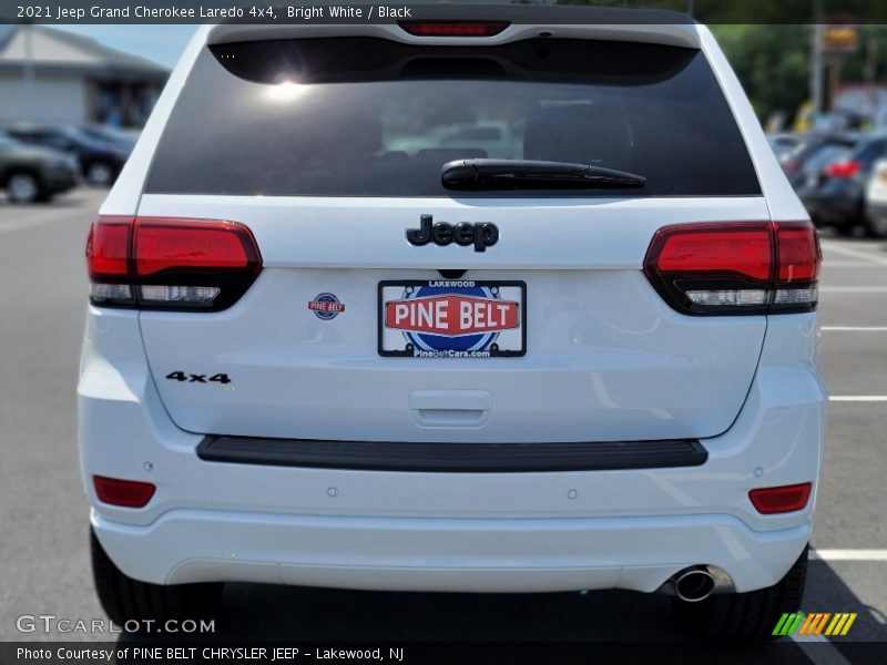 Bright White / Black 2021 Jeep Grand Cherokee Laredo 4x4