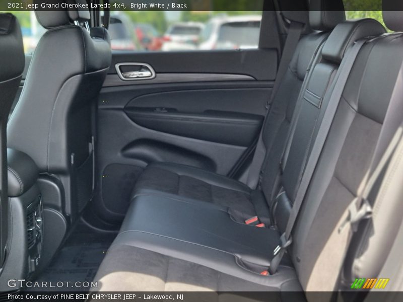 Bright White / Black 2021 Jeep Grand Cherokee Laredo 4x4