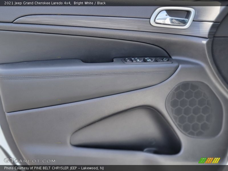 Bright White / Black 2021 Jeep Grand Cherokee Laredo 4x4