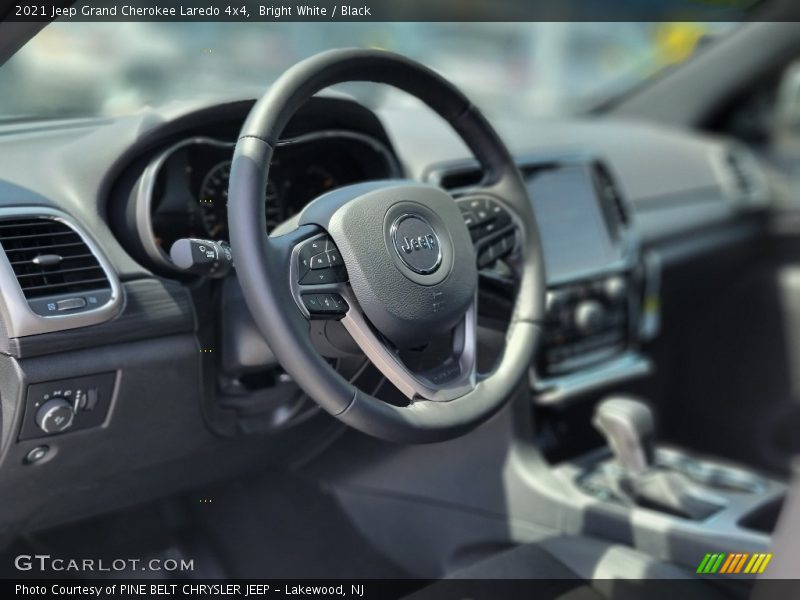 Bright White / Black 2021 Jeep Grand Cherokee Laredo 4x4
