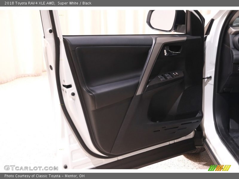 Super White / Black 2018 Toyota RAV4 XLE AWD