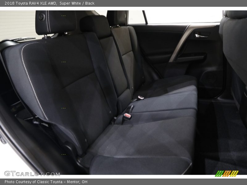 Super White / Black 2018 Toyota RAV4 XLE AWD