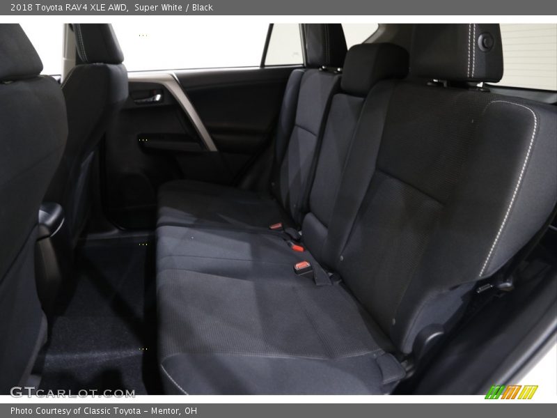 Super White / Black 2018 Toyota RAV4 XLE AWD