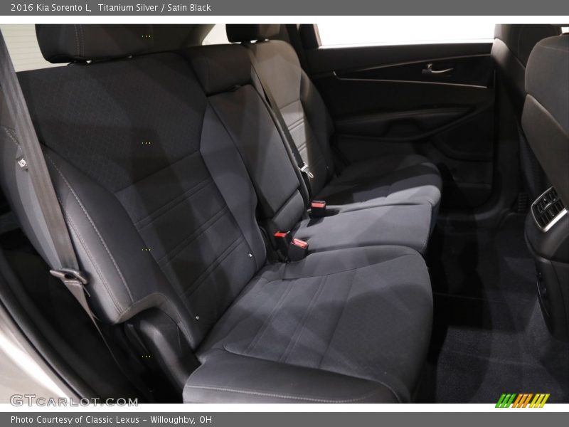 Titanium Silver / Satin Black 2016 Kia Sorento L