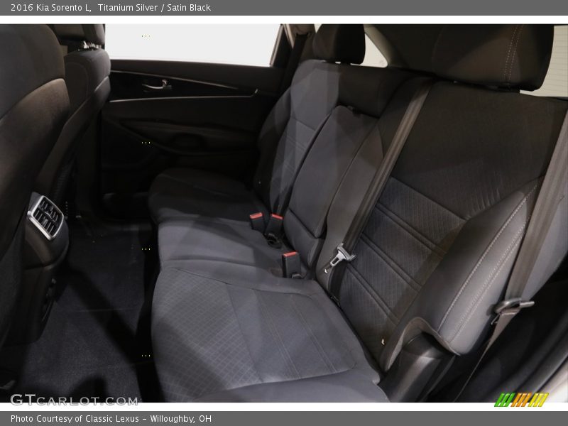 Titanium Silver / Satin Black 2016 Kia Sorento L